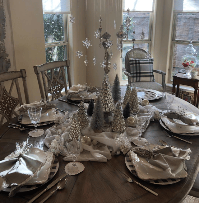<p>An example of a ‘modern’ Christmas dinner tablescape in silver and white. Pic: @elleandmavenue on Instagram.</p>