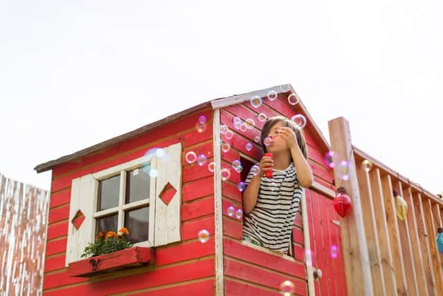 Building a treehouse (photo: adobe)