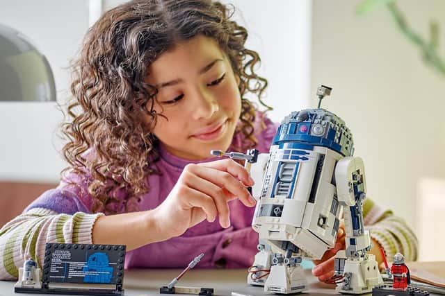 The R2-D2 set is ideal for kids and adults