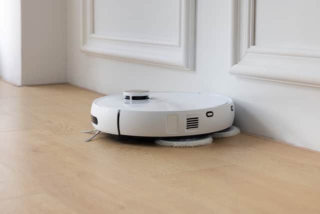 It has the ability to self-detach its two mop heads whenever it detects carpet