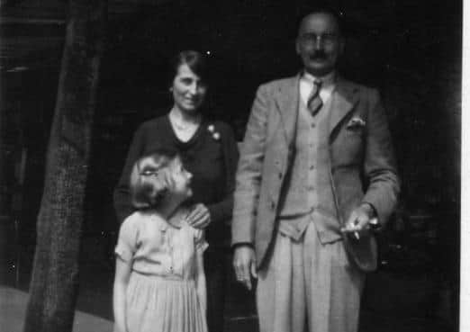 Elsie  and Roland Lowndes with Anne ANL-191212-085815001