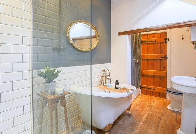 It also has a separate walk in shower cubicle all with solid brass fittings.