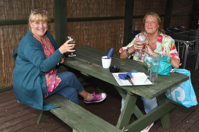 Goodbarns Yard. L-R Jo Christmas of Boston with Nikki Bailey. EMN-200507-111715005