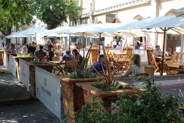 Outdoor dining in Sleaford Market Place. EMN-200408-181053001