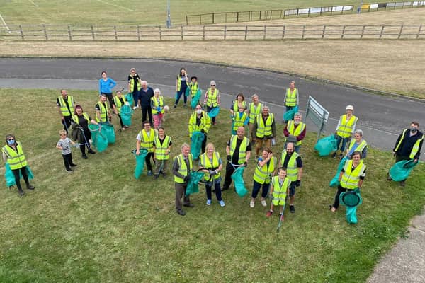 Some of the many volunteers who took part. EMN-201008-112626001
