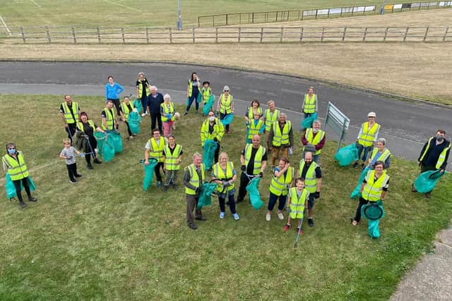 Some of the many volunteers who took part. EMN-201008-112626001