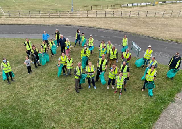 Some of the many volunteers who took part. EMN-201008-112626001