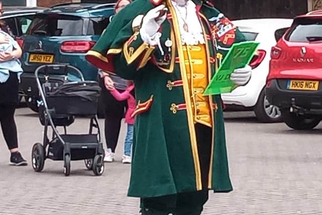 Town Crier John Griffiths says his Cry For Peace Around The World. EMN-200817-154739001