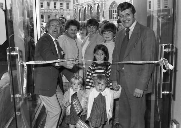 TV star Neville King opens the Boston branch of Times Funishing in 1985.
