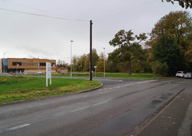 To access the centre, pedestrians have to cross the main A631 EMN-201027-095032001