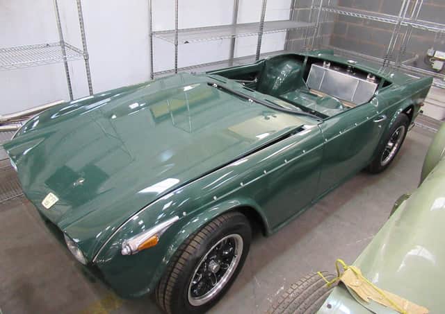 TR5 sports car EMN-200611-143050001