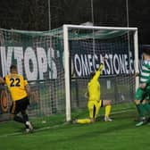 Joe Leesley powers home. Photo: Oliver Atkin.