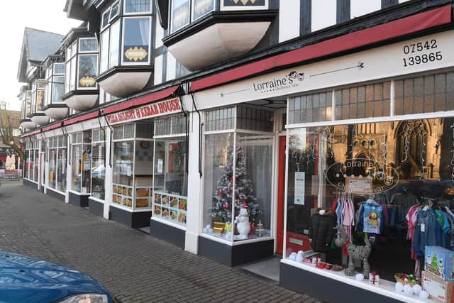 Sleaford businesses in lockdown. Lorraines Childrenswear and Bellissimo Boutique in Sleaford Market Place. EMN-201231-151317001