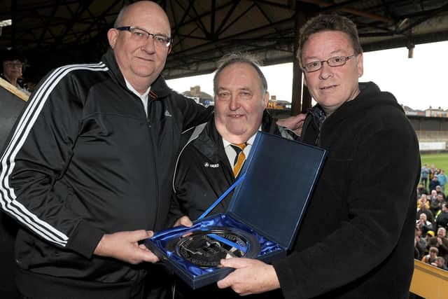 Glen Chapman (left) with Pat Everitt (right) and Pilgrims president John Blackwell.
