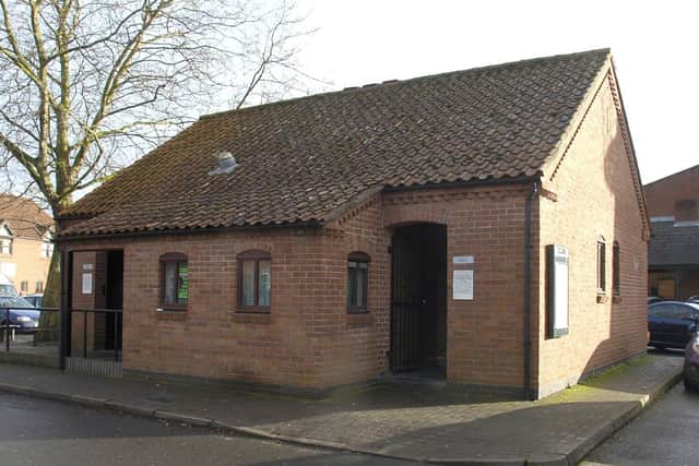 Public toilets in Money's Yard, Sleaford. EMN-171204-161918001