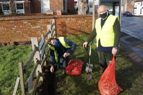Stephen Bunney and Neil Taylor begin the bulb planting EMN-210118-092708001