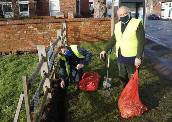 Stephen Bunney and Neil Taylor begin the bulb planting EMN-210118-092708001