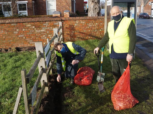 Stephen Bunney and Neil Taylor begin the bulb planting EMN-210118-092708001
