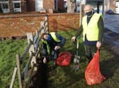 Stephen Bunney and Neil Taylor begin the bulb planting EMN-210118-092708001