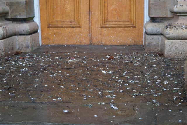 Pigeon droppings at the entrance to the church EMN-210102-075044001