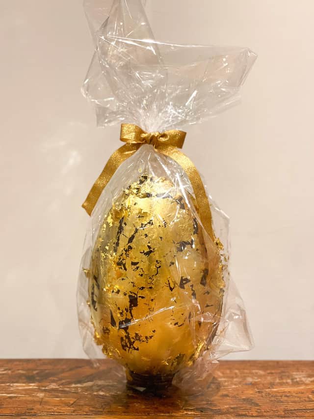 The outer egg is produced using 85% dark chocolate with pistachio and gianduja cream layers and is finally wrapped in 24k edible gold. EMN-210329-123905001