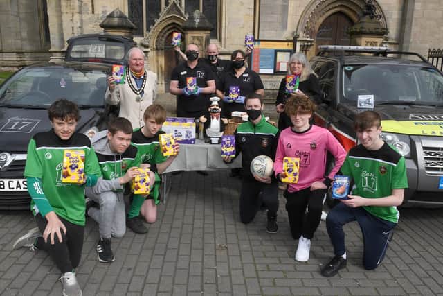 Casa17 and Sleaford Town U15s giving away Easter Eggs in Sleaford Market Place. L-R Theo Edwards, Oscar Schofield, Bill Rudduck, Mayor of Sleaford Anthony Brand, Stuart Frost, Sam Maney of Aurora, Nic Frost, Glenn Long (manager), Harriott Brand - mayoress, William Glendinning, William Harris. EMN-210504-094309001