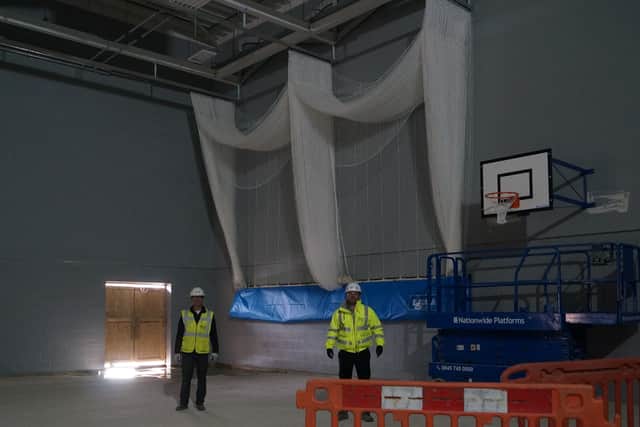 Equipment is going into the main sports hall EMN-201004-113626001