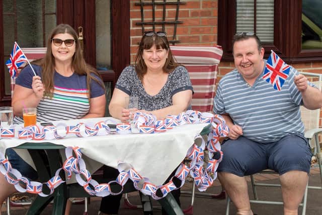 Charlotte, Jane and Tom Beebe, in Mareham Road, Horncastle. EMN-201105-095126001