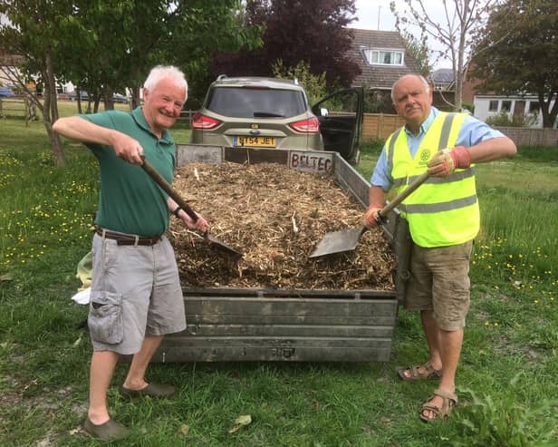 Rotarians Ronnie Myland and Neil Taylor dig in EMN-200527-134050001