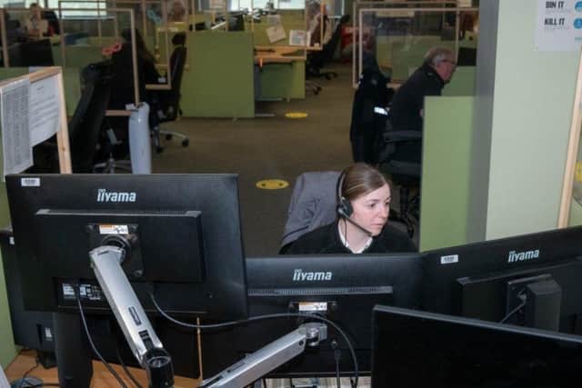 Lincs Police control room. EMN-211018-154538001