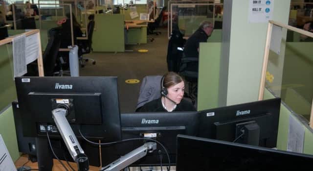 Lincs Police control room. EMN-211018-154538001