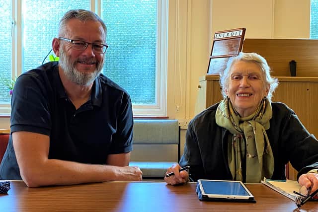 Scott Johnstone (Hub volunteer) and Betsy Spencer at the Ruskington
Digital Hub. Photo: NKDC EMN-210111-122025001