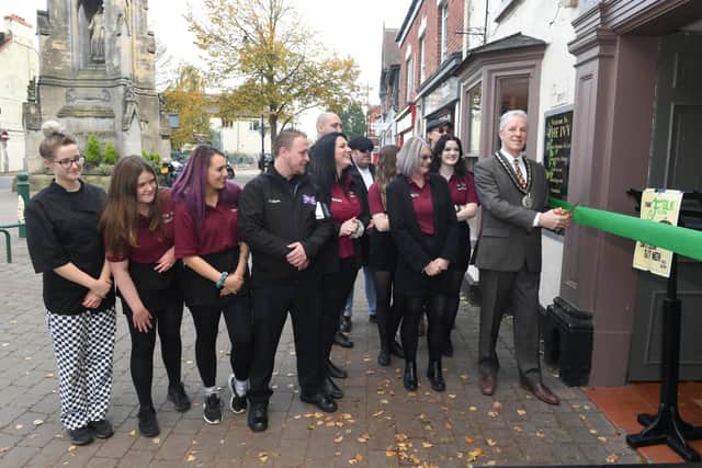 Mayor of Sleaford Coun Robert Oates officially opens The Ivy in Sleaford watched by staff and bosses. EMN-211025-162710001