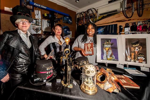 Traveler, Madam Steem and Artist Antia Mortimer from Mortimer Art Gallery EMN-211129-090257001