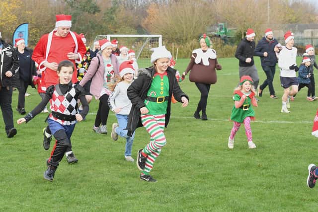 Start of the santa run EMN-211213-092759001