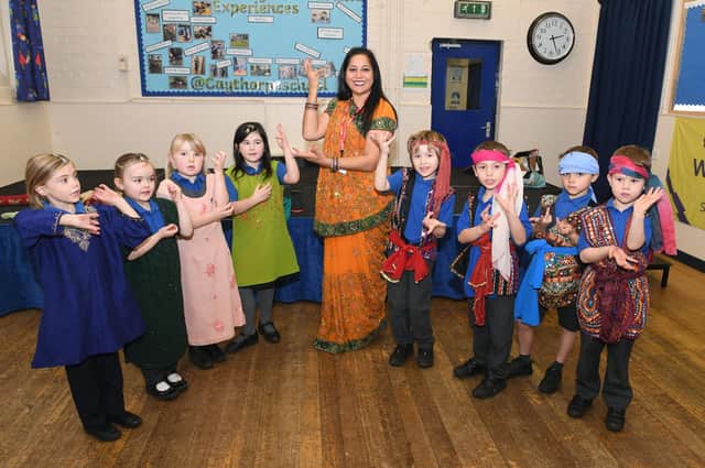 Sunita Patel, of The Indian Experience, with Neverland Class pupils.