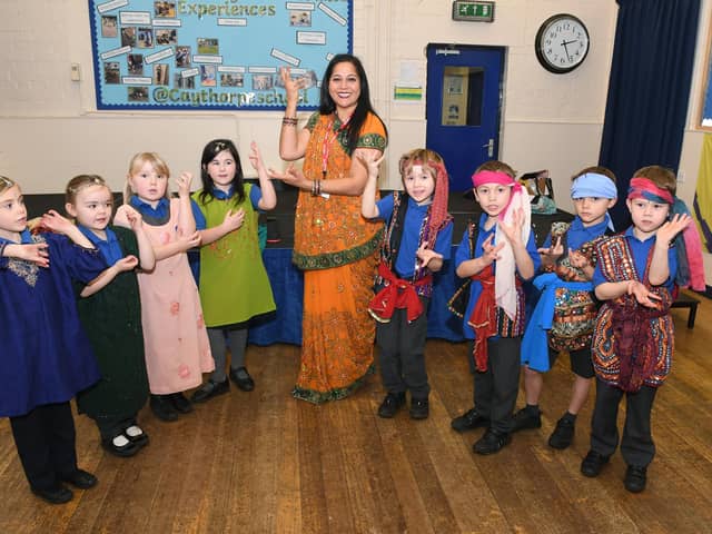 Sunita Patel, of The Indian Experience, with Neverland Class pupils.