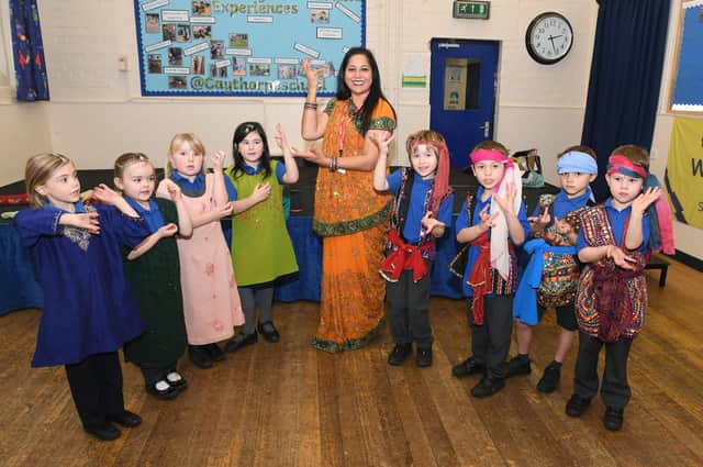 Sunita Patel, of The Indian Experience, with Neverland Class pupils.