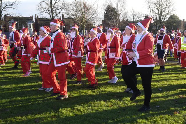 Santas warming up before the start. EMN-211213-101847001