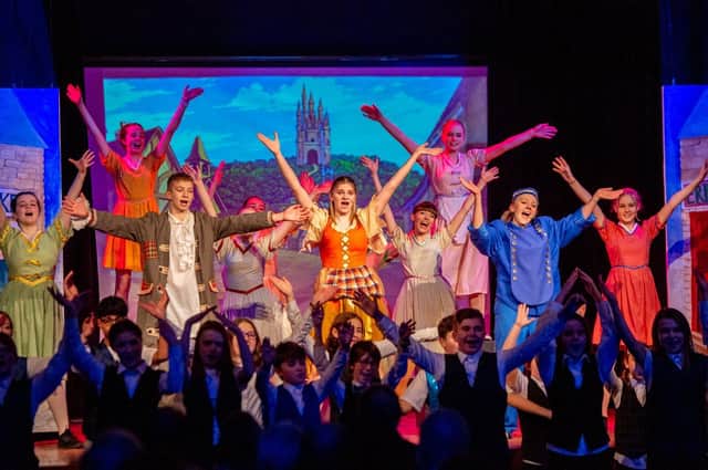 Singing and dancing in Cinderella. EMN-211220-155802001