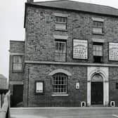 Situated on Spilsby Road, the publican of the Queen's Head in 1896 was S Doughty, and in 1919 it was a John Waddington. This photo was taken in 1940.