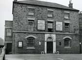 Situated on Spilsby Road, the publican of the Queen's Head in 1896 was S Doughty, and in 1919 it was a John Waddington. This photo was taken in 1940.