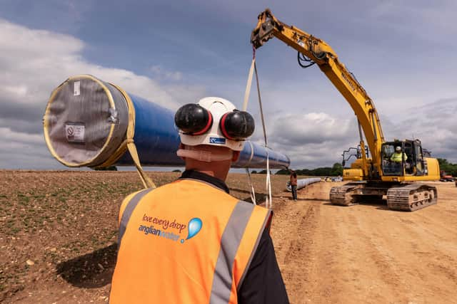 Anglian Water teams working on the new pipeline installation near Harmston. EMN-220215-102618001