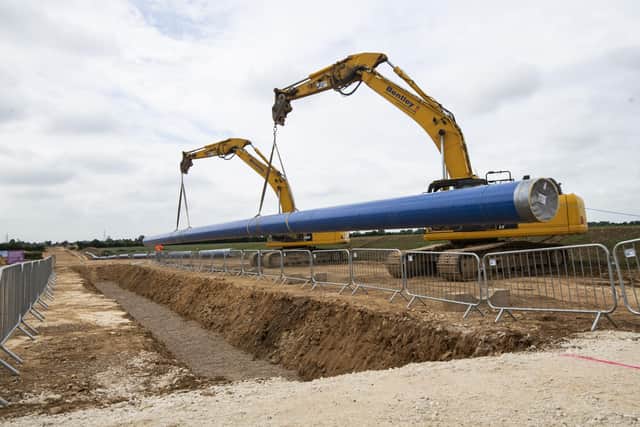 Heavy lifting in tandem on the Anglian Water pipeline at Harmston. EMN-220215-103034001