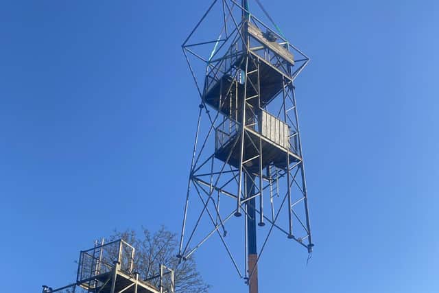 Going up. The top section is craned into the air. EMN-220703-165811001