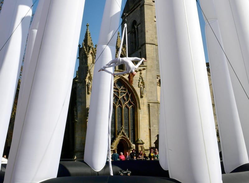 OCTO by Dream Engine, aerial performance EMN-220321-124025001