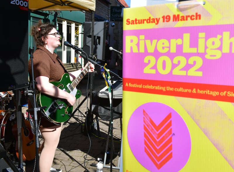 The Hesters performing in Millstream Square EMN-220321-124124001