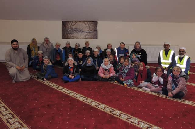 Staff and children of Kirkby La Thorpe School visit Sleaford Islamic Centre to learn more about Islam. EMN-220330-152353001