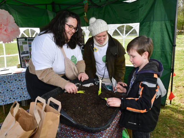 L-R Green Synergy project manager, Lizzie McFarlane and community engagement co-ordinator Helena Mair, with Joseph Norrington 7 of Donington-on-Bain EMN-221104-093432001