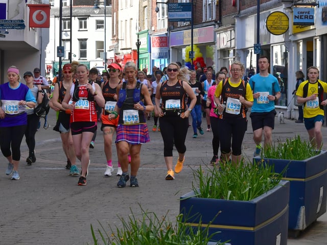 Marathon start - 4th wave. Runners make their way through Strait Bargate. EMN-220418-133241001